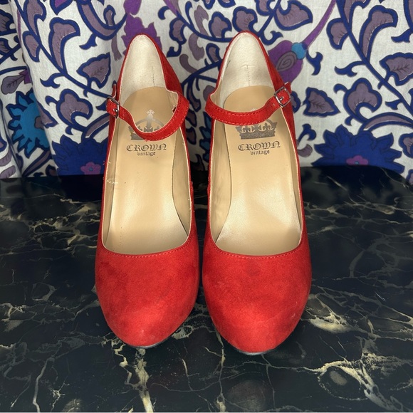 Crown Vintage Tess Red size 7.5 Velvet Pumps Heels - Picture 3 of 8